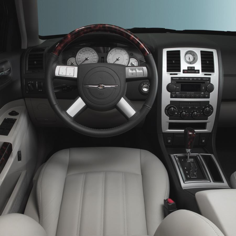 Торпедо Chrysler 300C (LX) 2005 года  (фото 95 из 120)